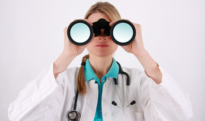 Junge Medizinerin mit Fernglas