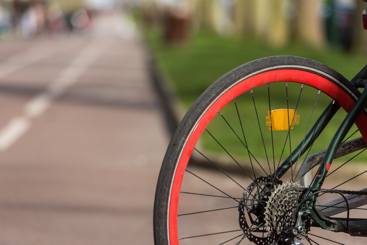 Velo sur piste cyclable et fond verdure - avenue St Cloud